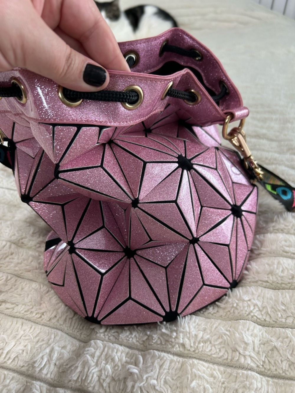 Pink Geometric Drawstring Bucket Bag with Gold Chain - Picture 7 of 11